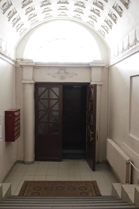 Парадный вход с улицы. Лепка. Витражные двери Продажа квартиры 304м² 'Б. Посадская, 1/10' Большая Посадская ул., 1/10