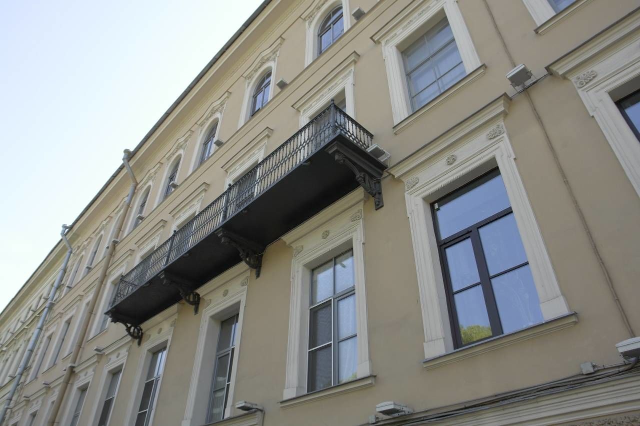 Фасад дома. Один из балконов Продажа квартиры 345м² 'Адмиралтейский, 10' Адмиралтейский пр., 10 Фасад дома. Один из балконов Продажа квартиры 345м² 'Адмиралтейский, 10' Адмиралтейский пр., 10