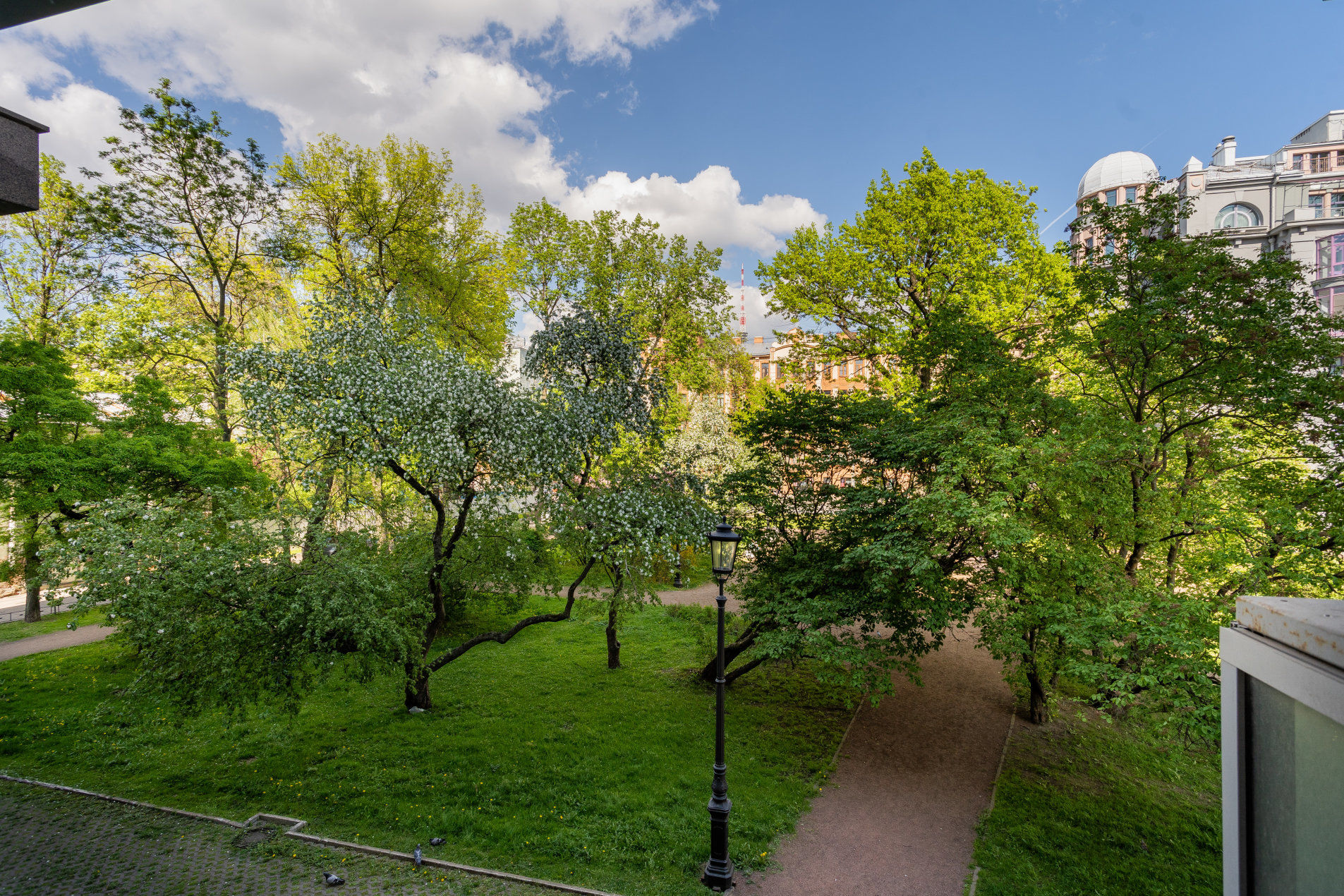 Окна с видом на сквер Продажа квартиры 180м² 'Каменноостровская коллекция, 56' Каменноостровский пр., 56 к. 2