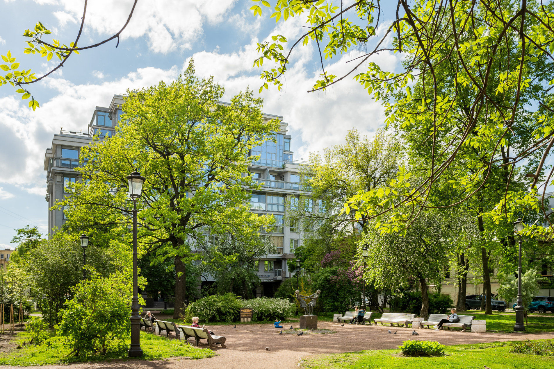 Сквер перед домом Продажа квартиры 180м² 'Каменноостровская коллекция, 56' Каменноостровский пр., 56 к. 2