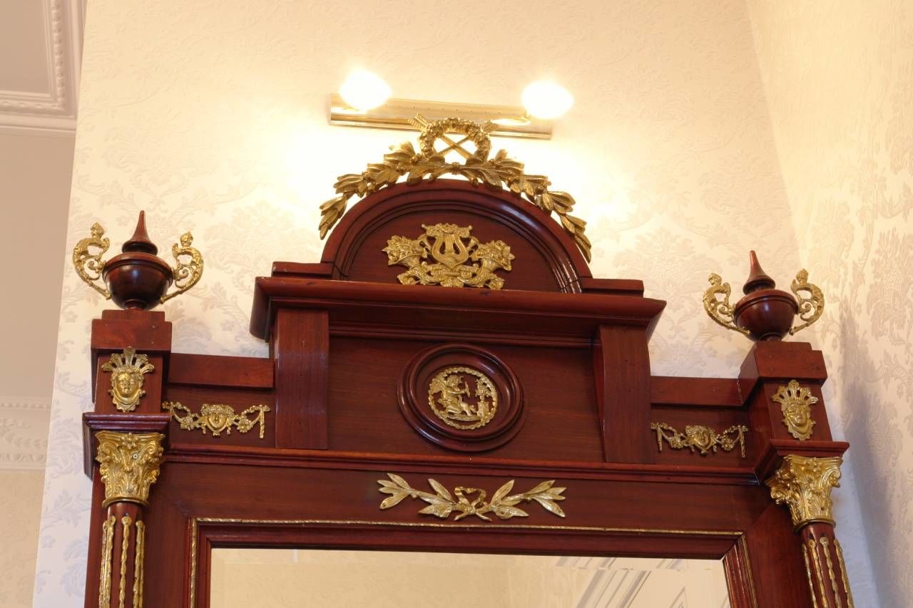 Элемент антикварного зеркала в холле Продажа квартиры 92м² 'Петербургская квартира' Наличная ул., 11 Элемент антикварного зеркала в холле Продажа квартиры 92м² 'Петербургская квартира' Наличная ул., 11