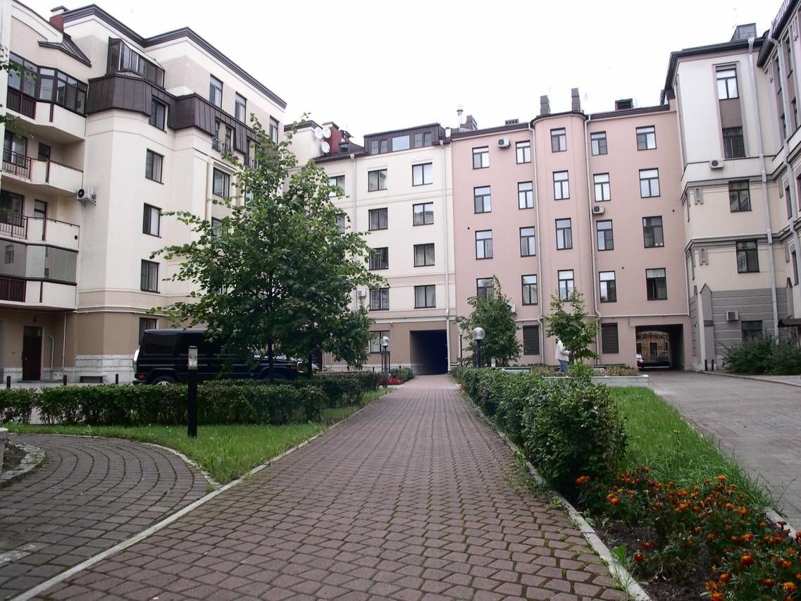 Благоустроенная территория Продажа квартиры 68м² 'Альба' 3-я линия В.О., 56 Благоустроенная территория Продажа квартиры 68м² 'Альба' 3-я линия В.О., 56