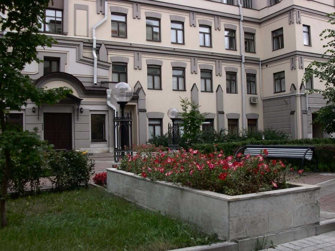Внутренняя территория летом Продажа квартиры 68м² 'Альба' 3-я линия В.О., 56 Внутренняя территория летом Продажа квартиры 68м² 'Альба' 3-я линия В.О., 56