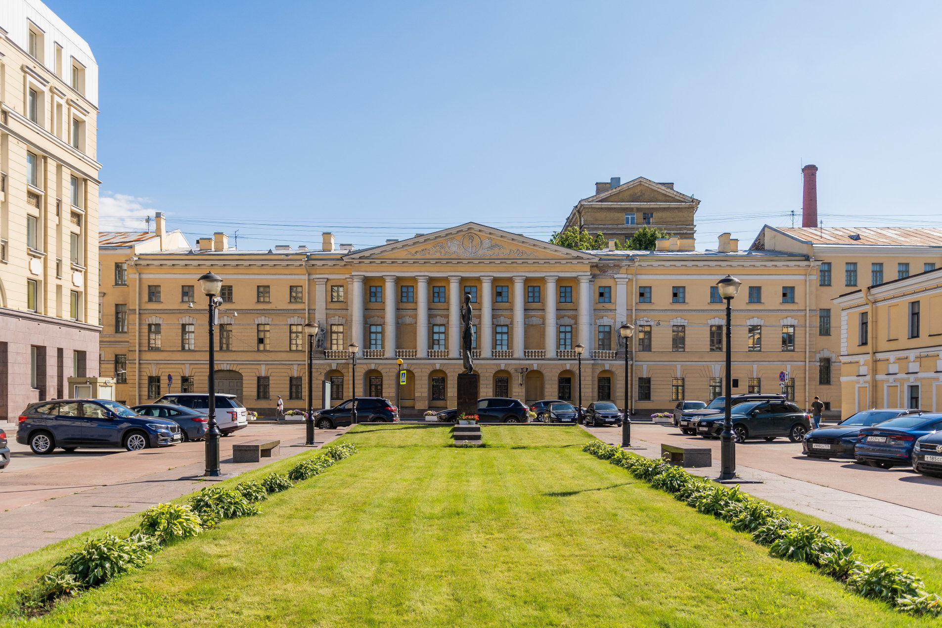 Около дома Продажа квартиры 118м² 'Дом на Неве' Воскресенская наб., 12 Около дома Продажа квартиры 118м² 'Дом на Неве' Воскресенская наб., 12