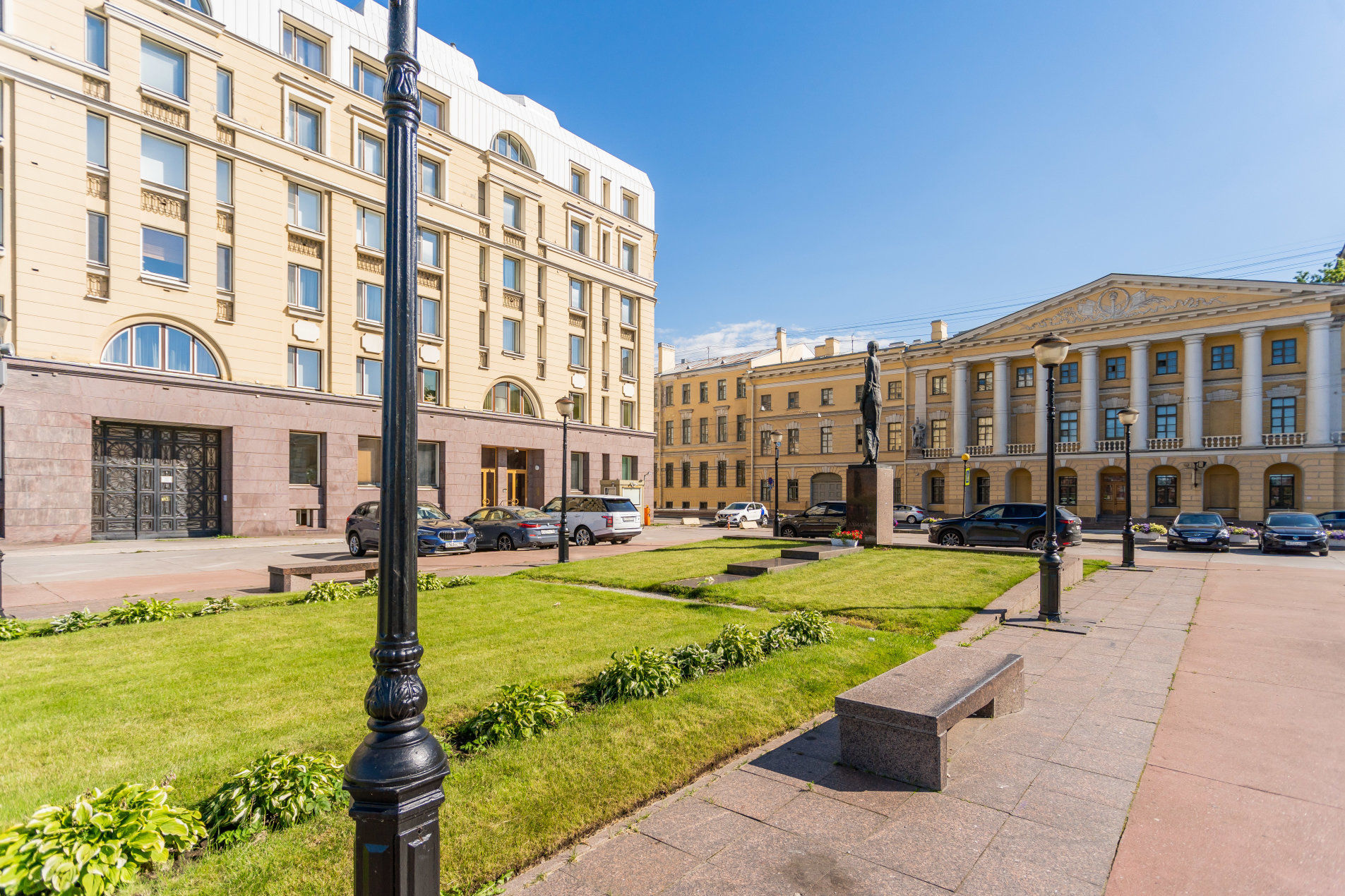 Памятник Анны Ахматовой рядом с домом Продажа квартиры 118м² 'Дом на Неве' Воскресенская наб., 12 Памятник Анны Ахматовой рядом с домом Продажа квартиры 118м² 'Дом на Неве' Воскресенская наб., 12