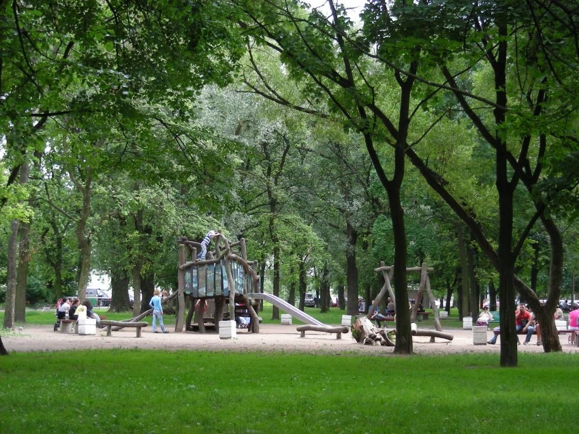Детская площадка в парке Продажа квартиры 252м² 'Дом страхового общества' Правды ул., 22 Детская площадка в парке Продажа квартиры 252м² 'Дом страхового общества' Правды ул., 22