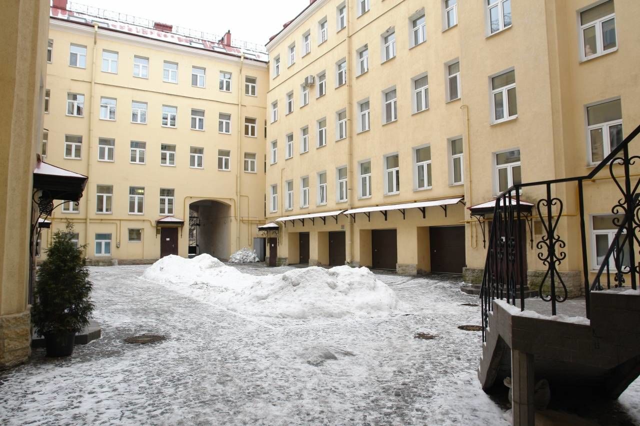 Благоустроенный закрытый двор Продажа квартиры 174м² 'Доходный дом И. В. Винокурова' 2-я линия В.О., 25 Благоустроенный закрытый двор Продажа квартиры 174м² 'Доходный дом И. В. Винокурова' 2-я линия В.О., 25