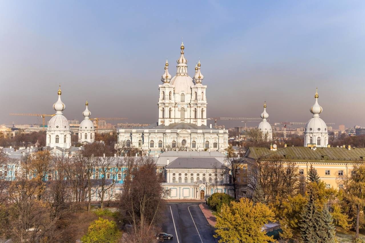Вид на Смольный открывается с террасы Продажа квартиры 399м² 'Дом профессоров Смольного' Смольный пр., 6 Вид на Смольный открывается с террасы Продажа квартиры 399м² 'Дом профессоров Смольного' Смольный пр., 6