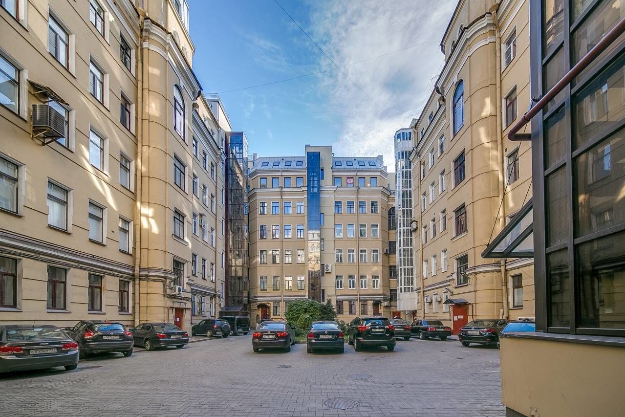 Внутренний двор дома Продажа квартиры 399м² 'Дом профессоров Смольного' Смольный пр., 6 Внутренний двор дома Продажа квартиры 399м² 'Дом профессоров Смольного' Смольный пр., 6