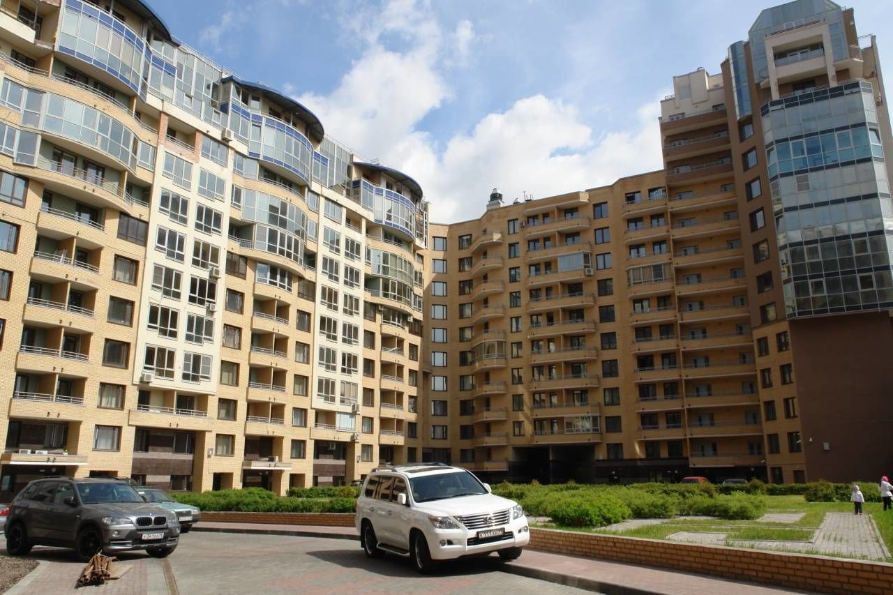 Благоустроенный двор Продажа квартиры 77м² 'Серебряные зеркала' Дивенская ул., 5