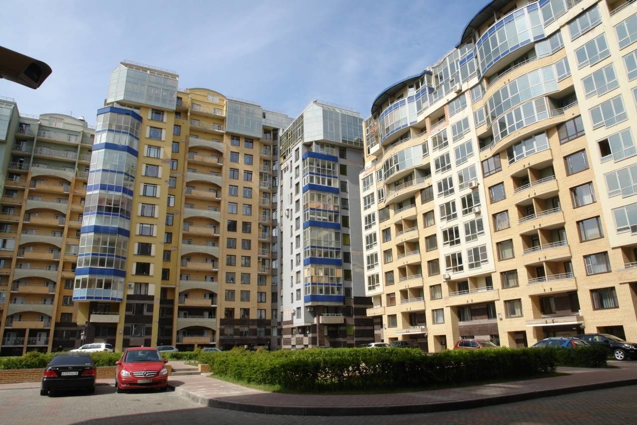 Благоустроенный двор Продажа квартиры 77м² 'Серебряные зеркала' Дивенская ул., 5