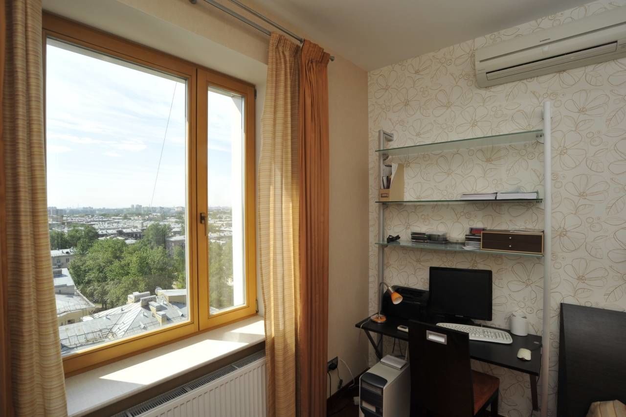Вид из комнаты. Добротные стеклопакеты Продажа квартиры 192м² 'Новый город' Новочеркасский пр., 33
