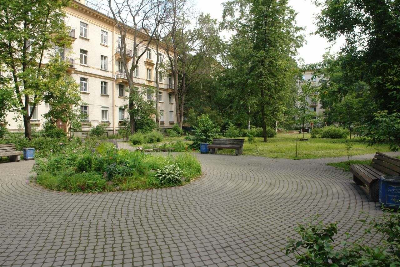 Благоустроенный двор с видом на дом Продажа квартиры 80м² 'Савушкина, 14' Савушкина ул., 14 Благоустроенный двор с видом на дом Продажа квартиры 80м² 'Савушкина, 14' Савушкина ул., 14