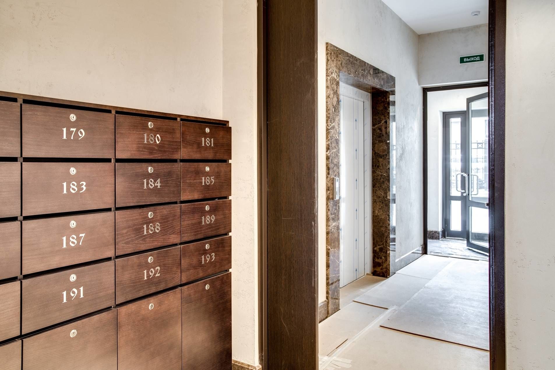 Детали отделки холлов Продажа квартиры 135м² 'Русский дом' Басков пер., 2