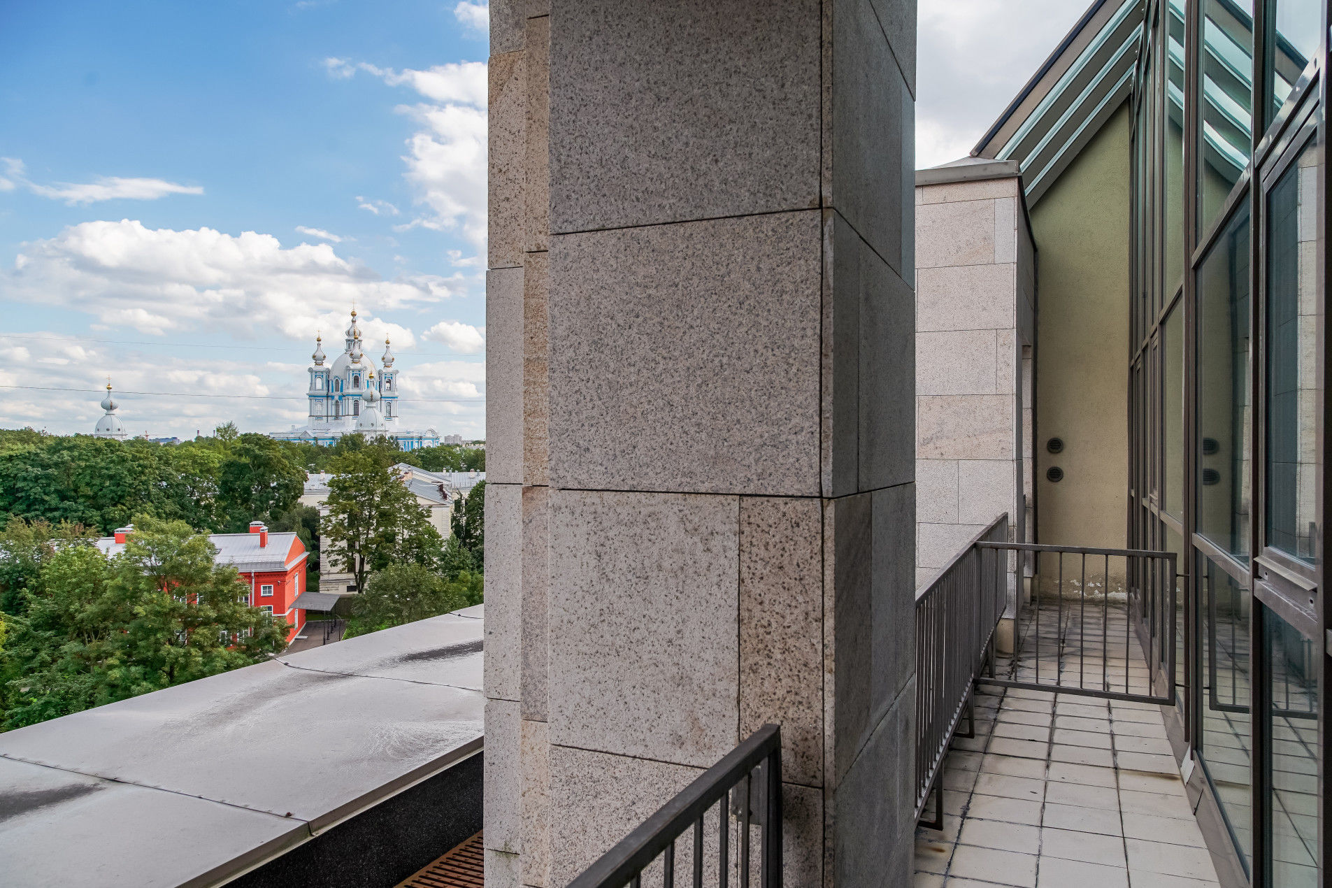 Небольшая терраса с прекрасным видом Продажа квартиры 337м² 'Смольный парк I' Орловская ул., 1 Небольшая терраса с прекрасным видом Продажа квартиры 337м² 'Смольный парк I' Орловская ул., 1