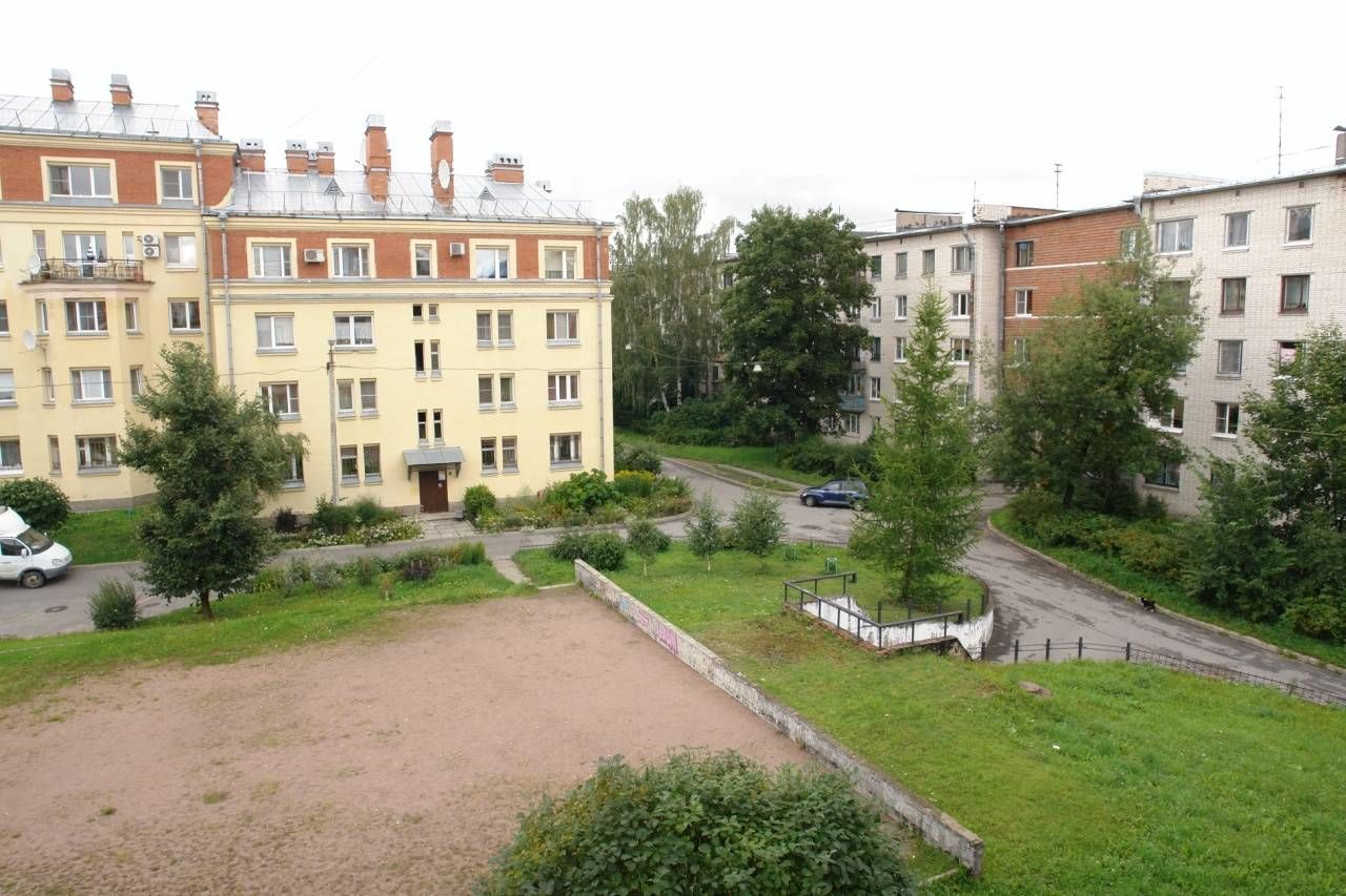 Благоустроенная территория перед домом Продажа квартиры 265м² 'Алексея Толстого, 50' г. Пушкин, Алексея Толстого б-р, 50 к. 2