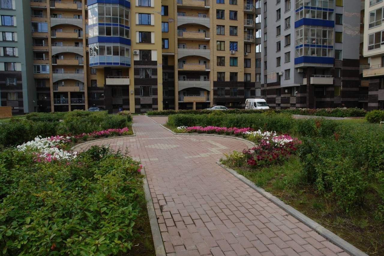 Фасад здания и двор Продажа квартиры 137м² 'Серебряные зеркала' Дивенская ул., 5 Фасад здания и двор Продажа квартиры 137м² 'Серебряные зеркала' Дивенская ул., 5