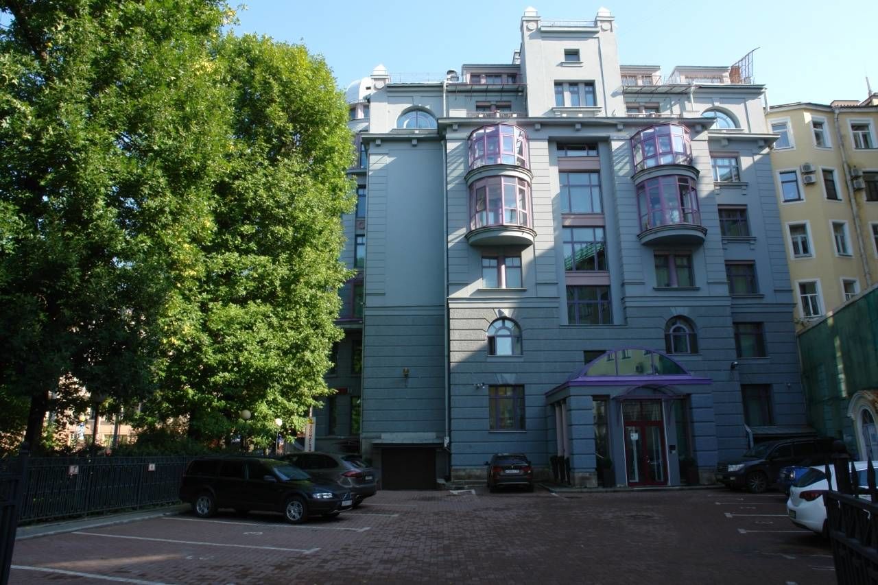 Огороженная территория Продажа квартиры 192м² 'Каменноостровская коллекция, 62' Каменноостровский пр., 56