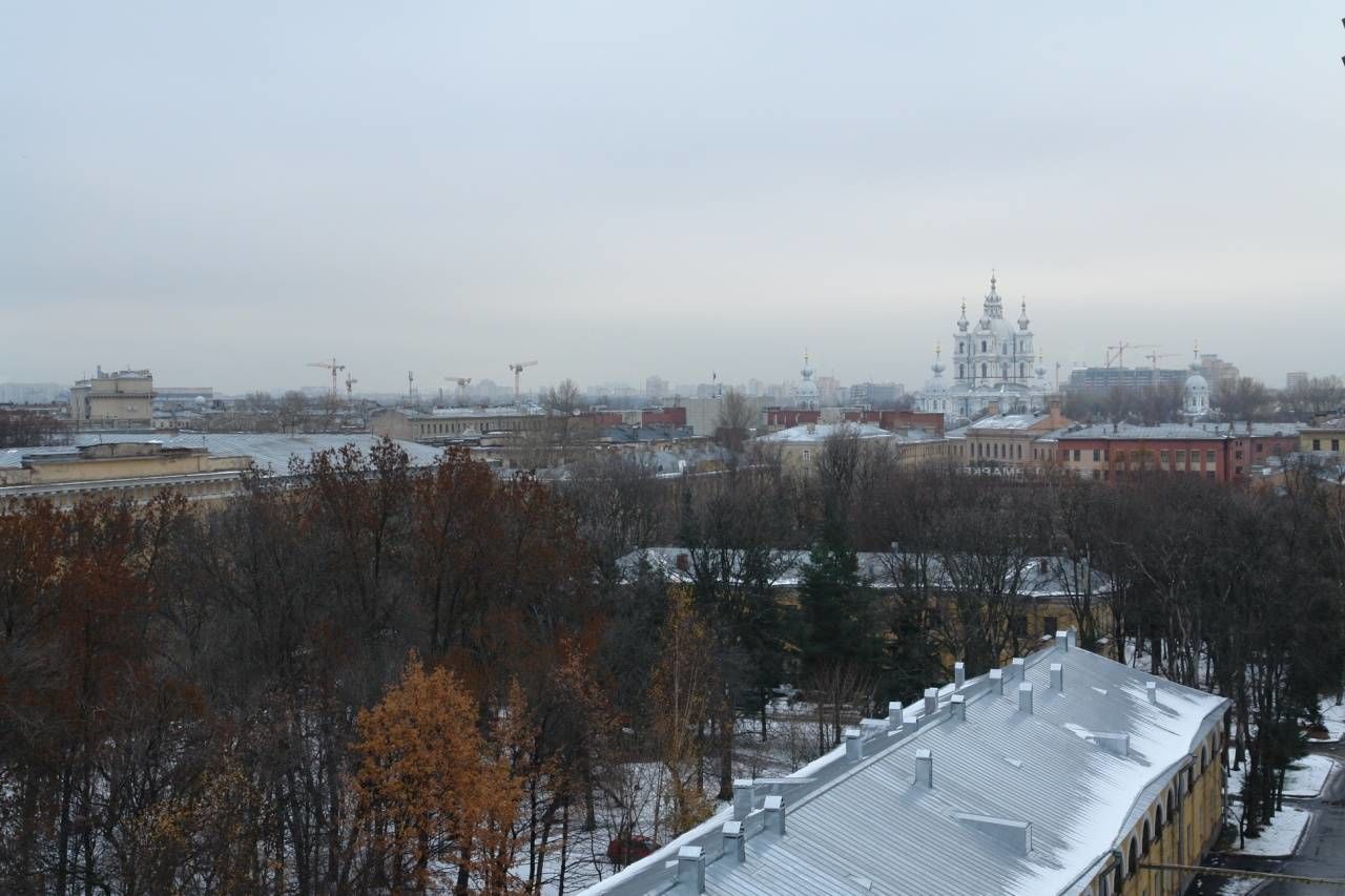 Вид на Смольный собор с застекленной лоджии Продажа квартиры 135м² 'Резиденция на Суворовском' Кирочная ул., 64 Вид на Смольный собор с застекленной лоджии Продажа квартиры 135м² 'Резиденция на Суворовском' Кирочная ул., 64