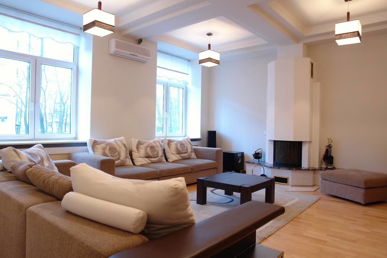 Гостиная с камином Продажа квартиры 192м² 'Свеаборгская, 11' Свеаборгская ул., 11 Гостиная с камином Продажа квартиры 192м² 'Свеаборгская, 11' Свеаборгская ул., 11
