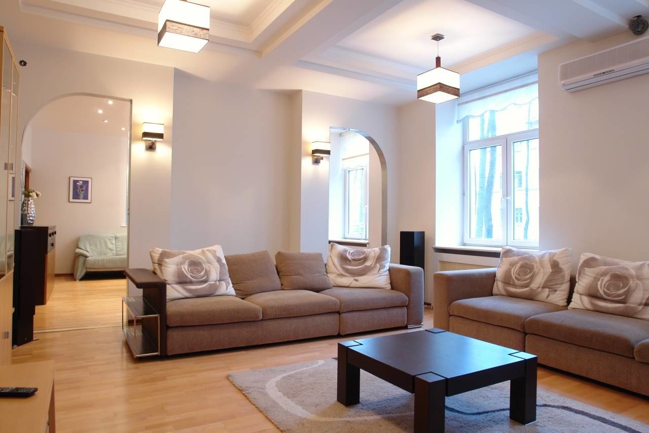 Из гостиной в кухню Продажа квартиры 192м² 'Свеаборгская, 11' Свеаборгская ул., 11 Из гостиной в кухню Продажа квартиры 192м² 'Свеаборгская, 11' Свеаборгская ул., 11