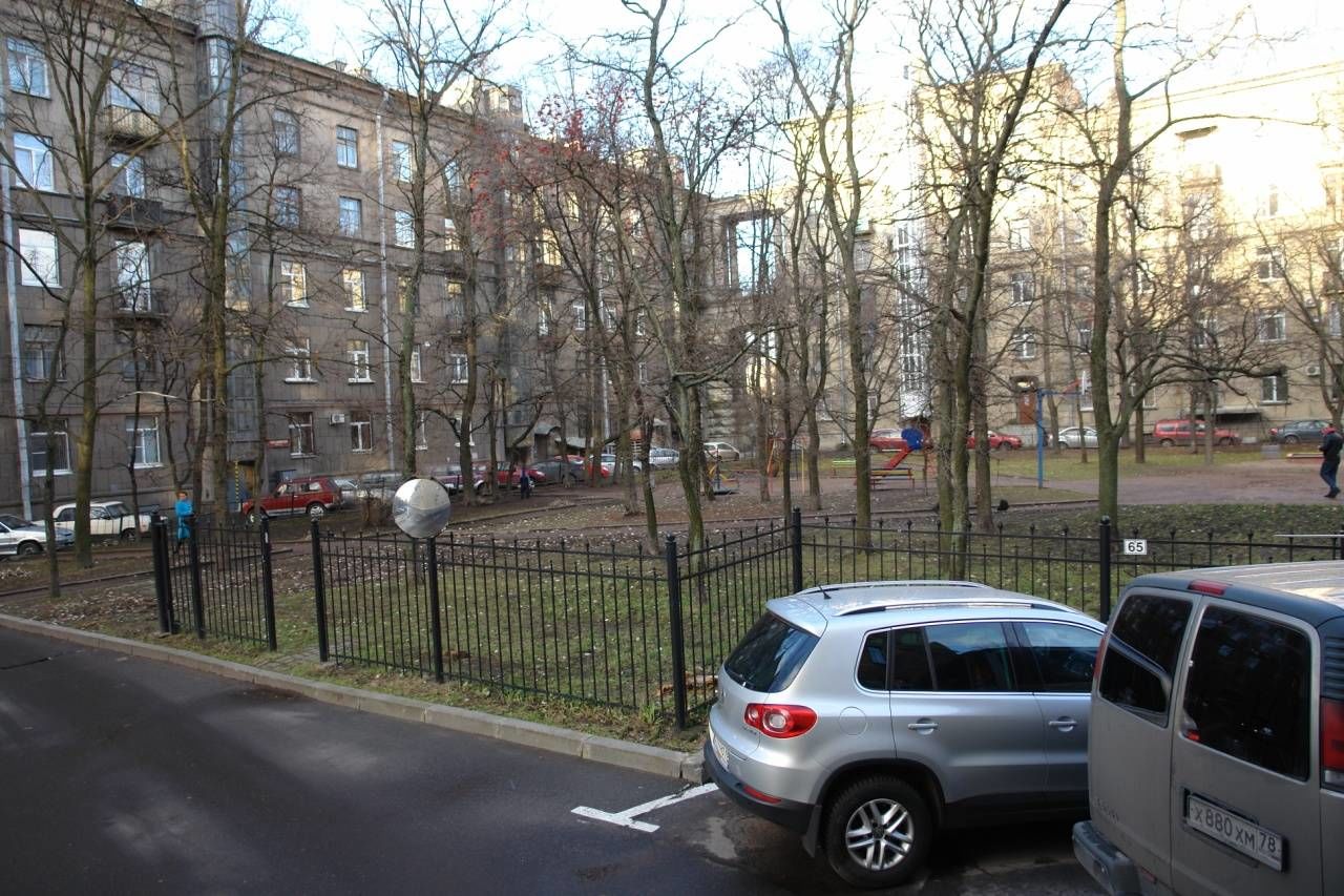 Вид из окна на сквер Продажа квартиры 192м² 'Свеаборгская, 11' Свеаборгская ул., 11 Вид из окна на сквер Продажа квартиры 192м² 'Свеаборгская, 11' Свеаборгская ул., 11