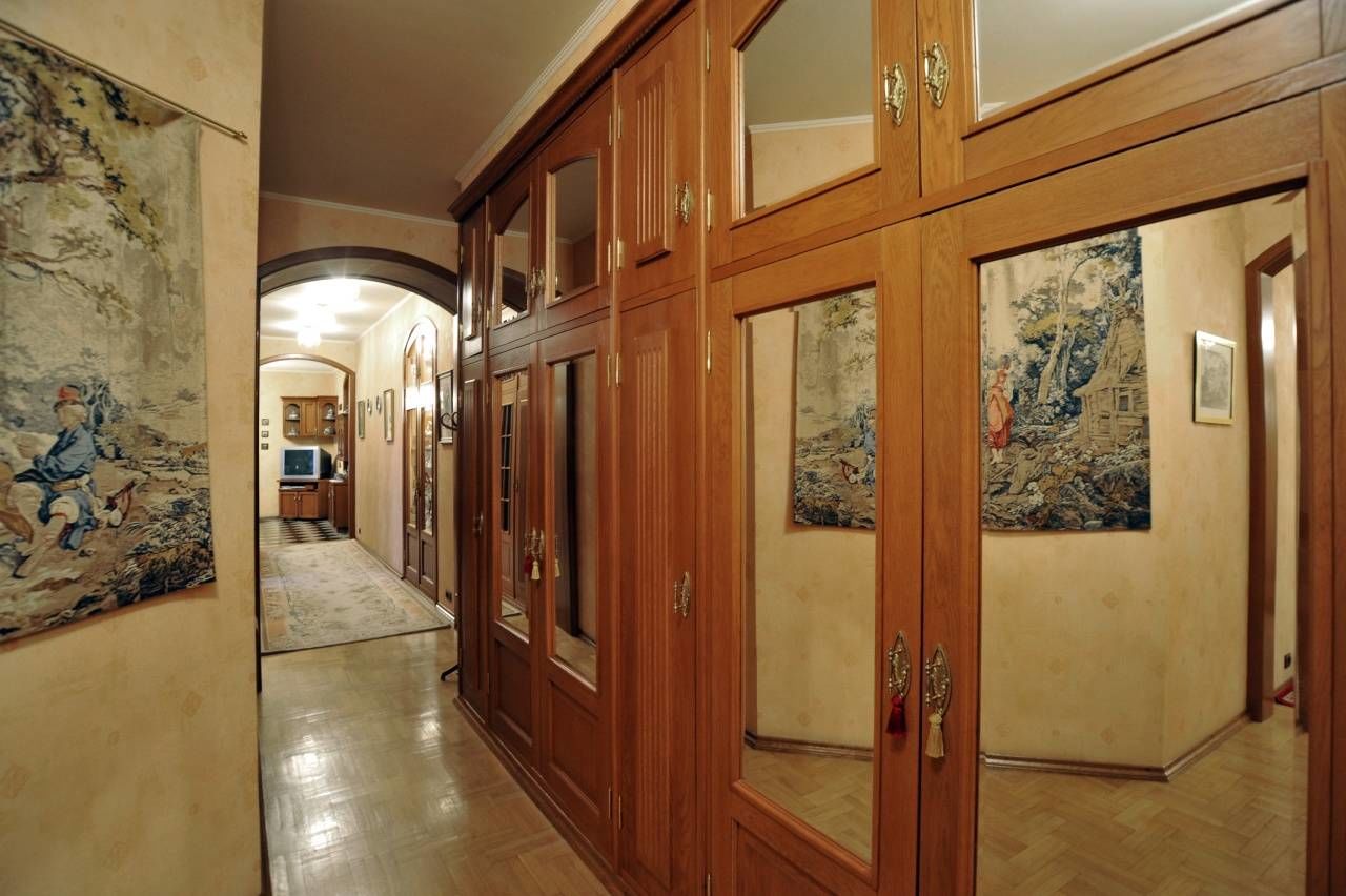 Библиотека в прихожей Продажа квартиры 220м² 'Красноборский, 11' Красноборский пер., 11 Библиотека в прихожей Продажа квартиры 220м² 'Красноборский, 11' Красноборский пер., 11