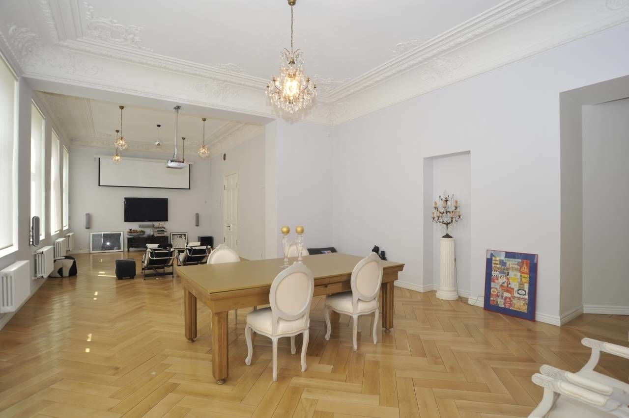 Просторная, светлая гостиная-столовая Продажа квартиры 151м² 'Чернышевского, 9' Чернышевского пр., 9 Просторная, светлая гостиная-столовая Продажа квартиры 151м² 'Чернышевского, 9' Чернышевского пр., 9