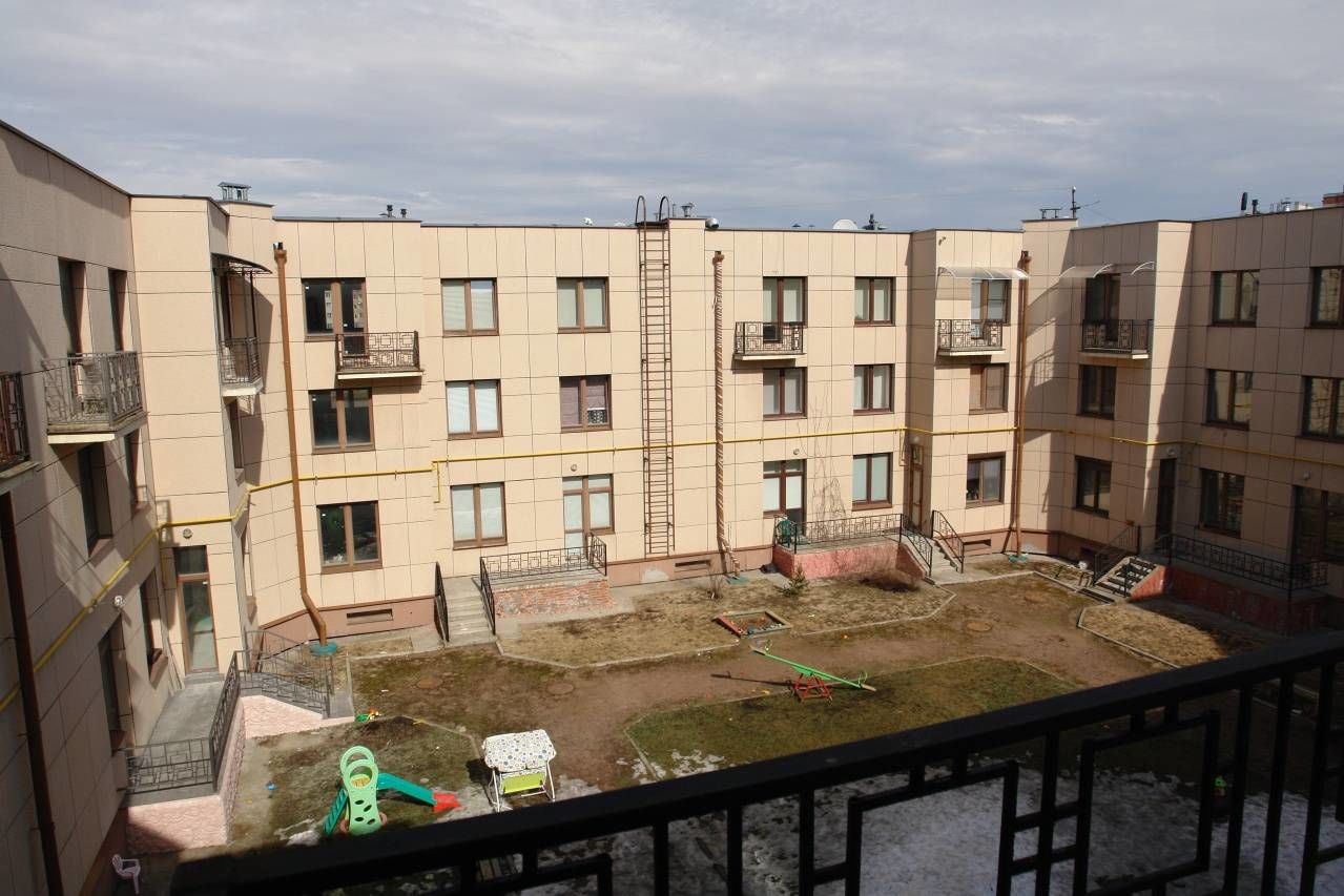 Вид с балкона во внутренний дворик Продажа квартиры 289м² 'Архитектора Данини, 9' Пушкин, Архитектора Данини ул.,9 Вид с балкона во внутренний дворик Продажа квартиры 289м² 'Архитектора Данини, 9' Пушкин, Архитектора Данини ул.,9