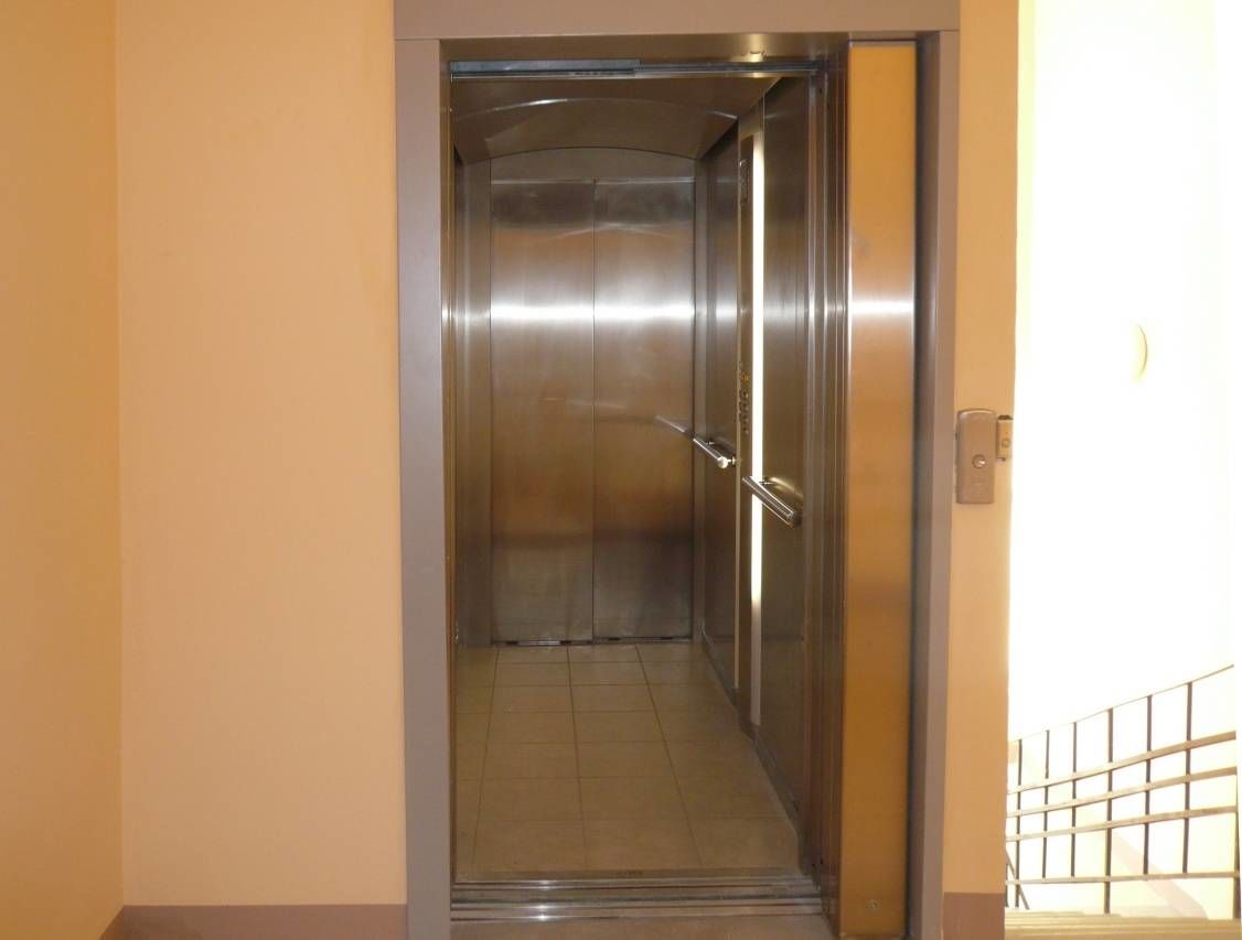 Большой лифт OTIS Продажа квартиры 101м² 'Аптекарская, 6' Аптекарская наб., 6 Большой лифт OTIS Продажа квартиры 101м² 'Аптекарская, 6' Аптекарская наб., 6