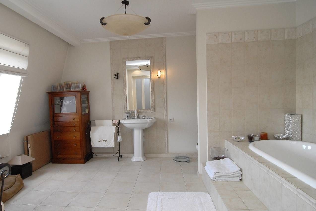 Ванная комната с окном. Вход из спальни Продажа квартиры 202м² 'Курчатова, 6' Курчатова ул., 6 к. 4