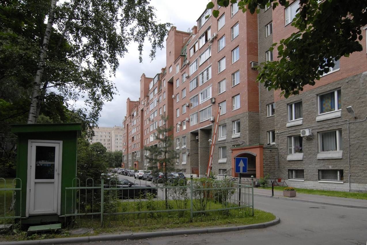 Вид на дом. Шлагбаум Продажа квартиры 202м² 'Курчатова, 6' Курчатова ул., 6 к. 4
