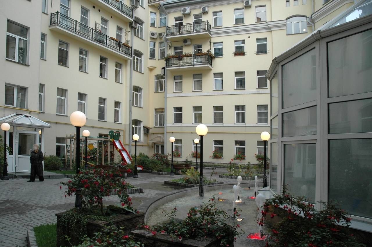 Благоустроенный двор Продажа квартиры 139м² 'Б. Московская, 14/1' Б. Московская ул., 14/1 Благоустроенный двор Продажа квартиры 139м² 'Б. Московская, 14/1' Б. Московская ул., 14/1