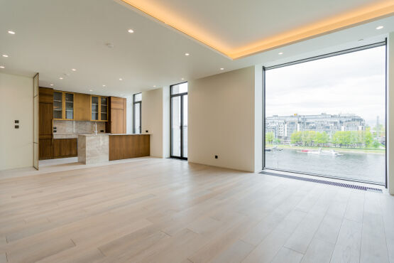 Окна от пола, вид на Неву и Крестовский Продажа квартиры 142м² 'One Trinity Place' Адмирала Лазарева наб., 22