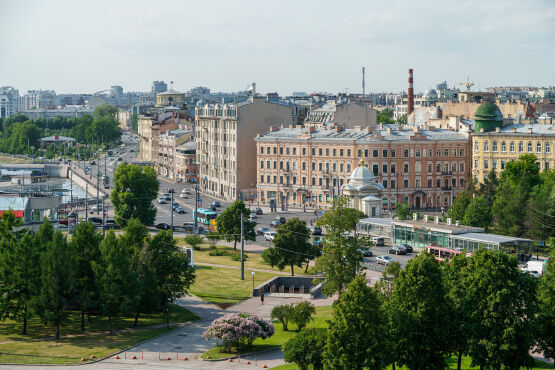 Много зелени вокруг 'ZEN GARDEN' Добролюбова пр., 18