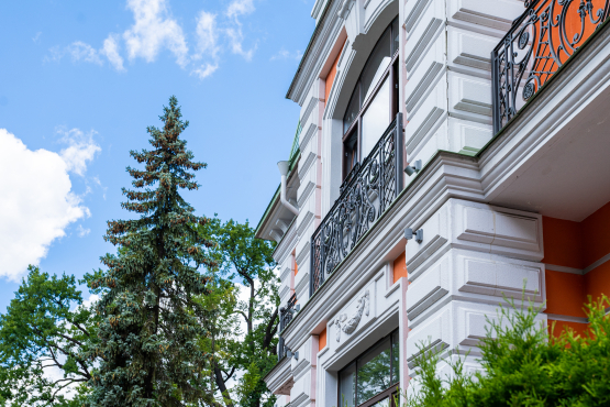 Нарядный фасад Продажа нежилого помещения 1016м² 'Del'Arte Клубный Дом' Санаторная ал., 3 Нарядный фасад Продажа нежилого помещения 1016м² 'Del'Arte Клубный Дом' Санаторная ал., 3