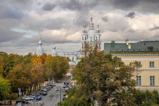 Прогуляйтесь до Смольного собора «Смольный проспект» Смольный пр., 17