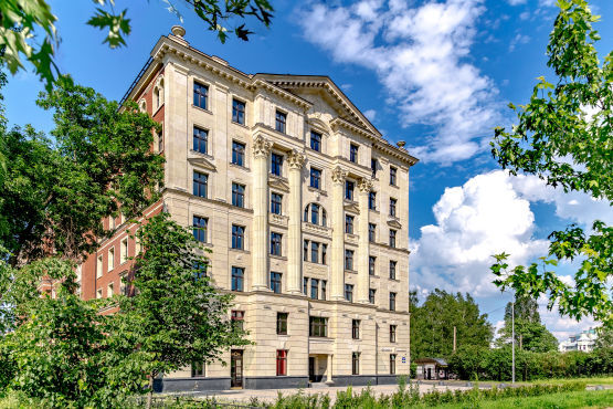 Торжественный фасад из натурального камня Продажа квартиры 103.2м² 'VERONA' Морской пр. 29