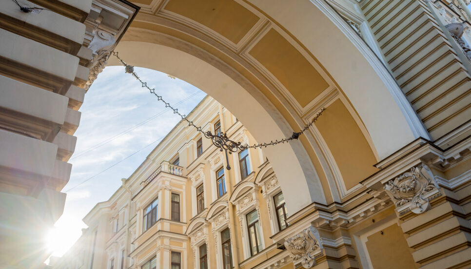 Юные танцовщицы в окне напротив