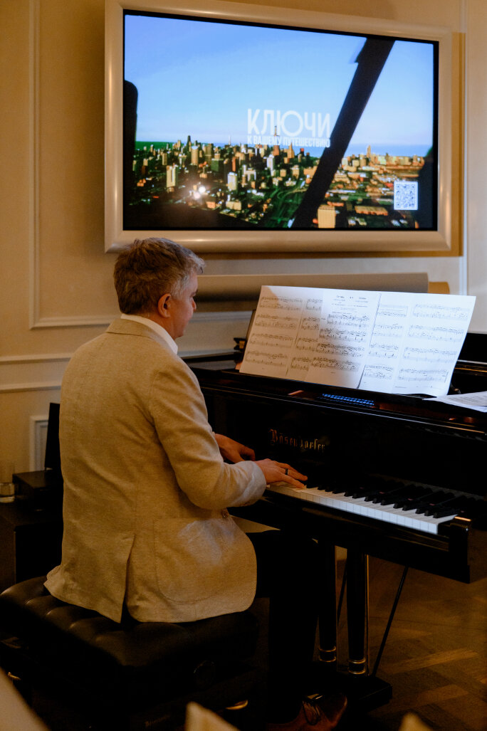 Леонид Рысев за роялем Осенний коктейль 'ДЛЯ СВОИХ' в резиденции у Михайловского театра. Новости компании