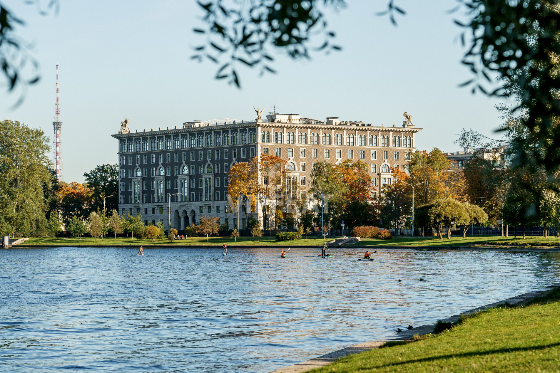 Набережная рядом с домом 'Венеция' Депутатская ул., 26