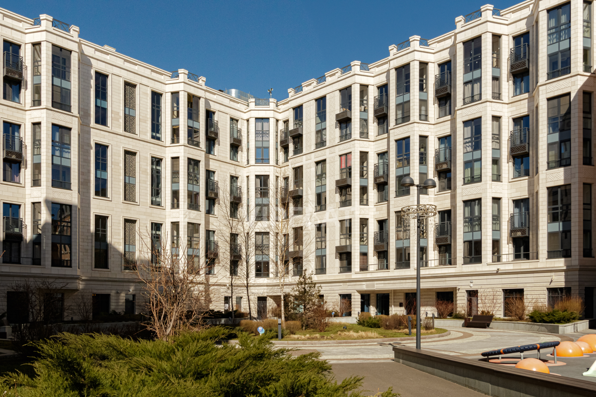 Тихий внутренний дворик 'Grand House' Тележная ул., 17-19