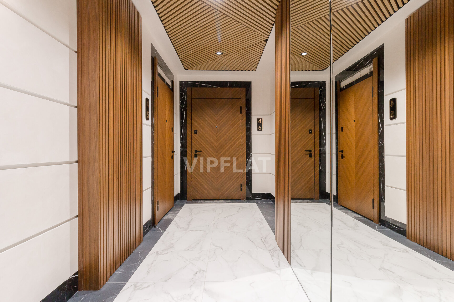 'Manhattan' 13-я Линия В.О., 50 'Manhattan' 13-я Линия В.О., 50