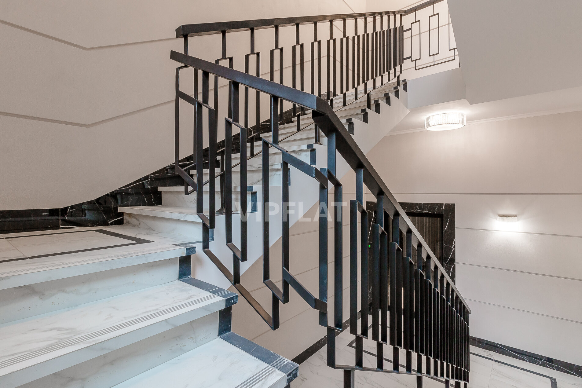 'Manhattan' 13-я Линия В.О., 50 'Manhattan' 13-я Линия В.О., 50