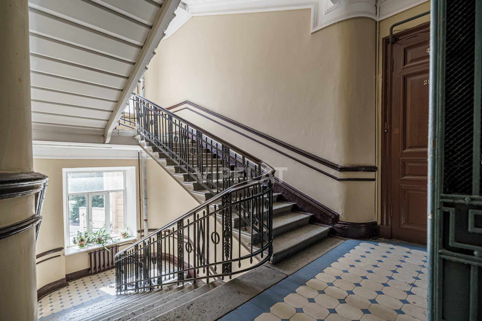 Метлахская плитка и кованые перила 'Доходный дом Н.Н.Романова' Петровская наб., 2-2