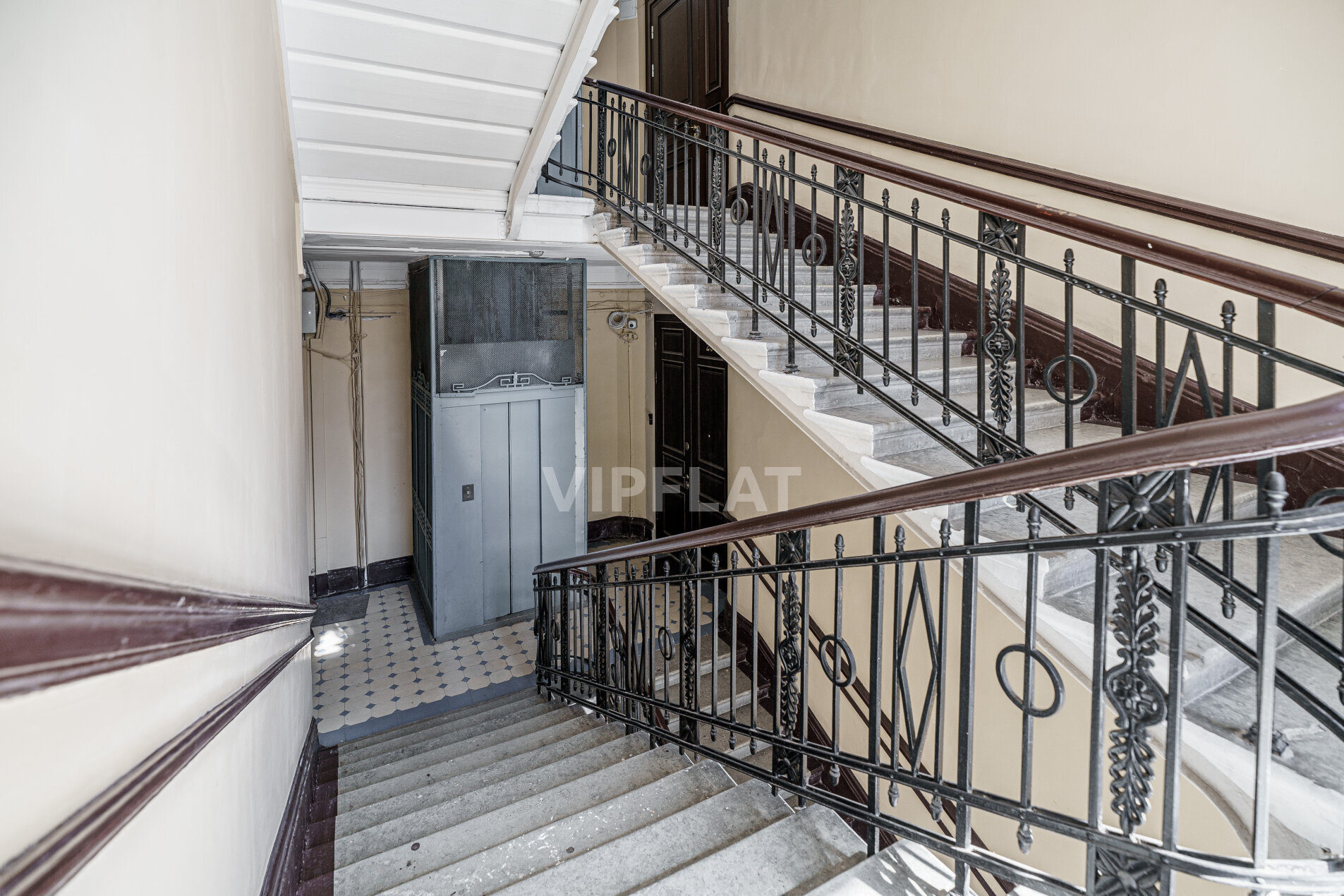 Аккуратная парадная с лифтом 'Доходный дом Н.Н.Романова' Петровская наб., 2-2