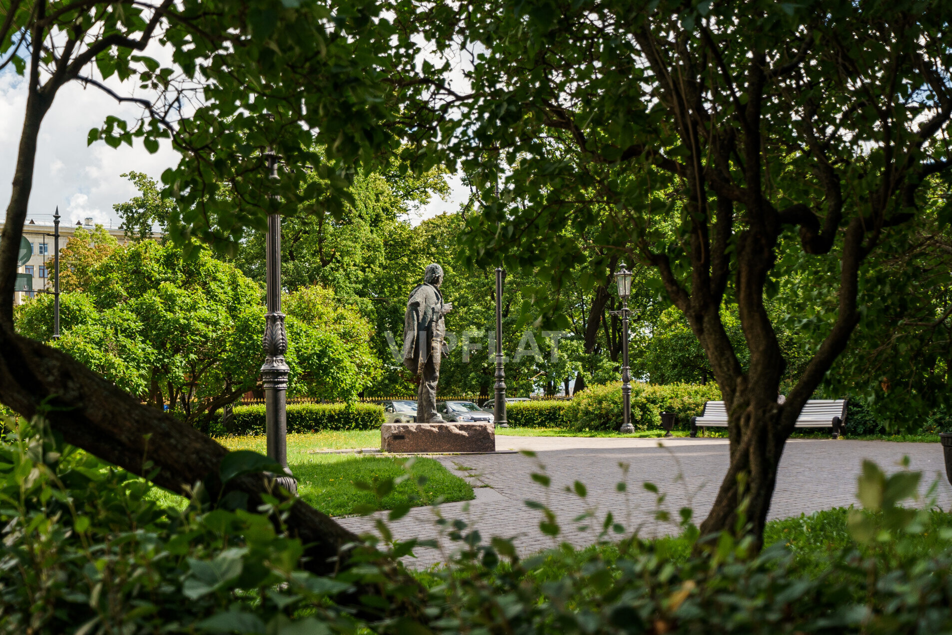 Напротив дома сквер 'Доходный дом Н.Н.Романова' Петровская наб., 2-2