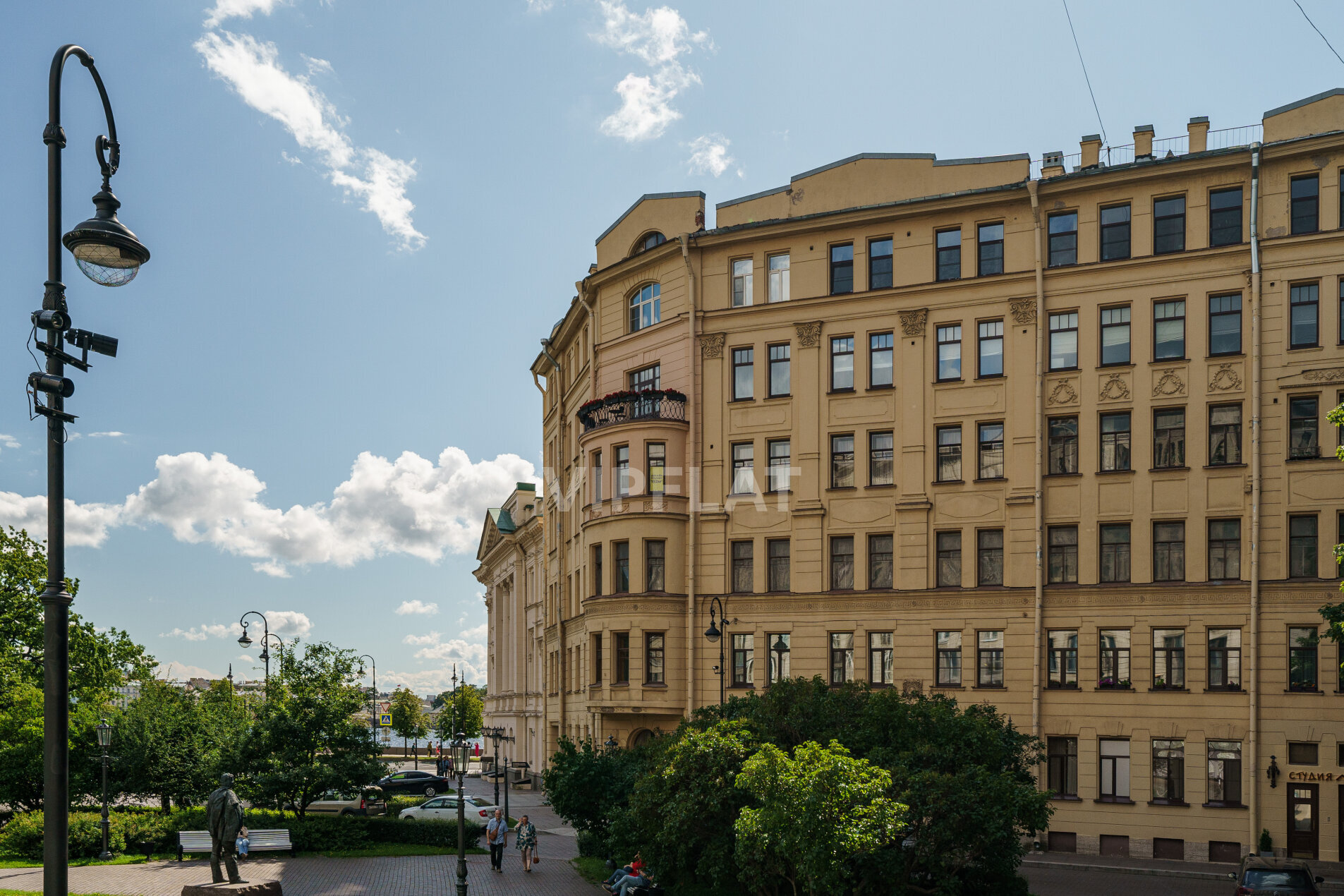 Фасад дома выполнен в неоклассическом стиле 'Доходный дом Н.Н.Романова' Петровская наб., 2-2