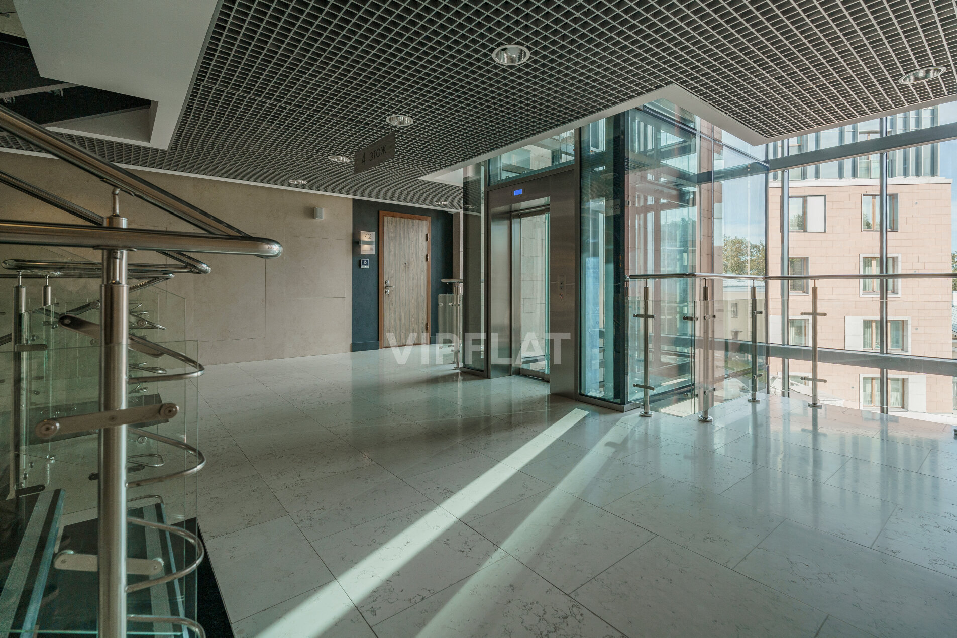 Панорамный лифт в парадной 'Смольный парк II' Смольного ул: 2, 4, 6, 8, наб: 8,12 Панорамный лифт в парадной 'Смольный парк II' Смольного ул: 2, 4, 6, 8, наб: 8,12