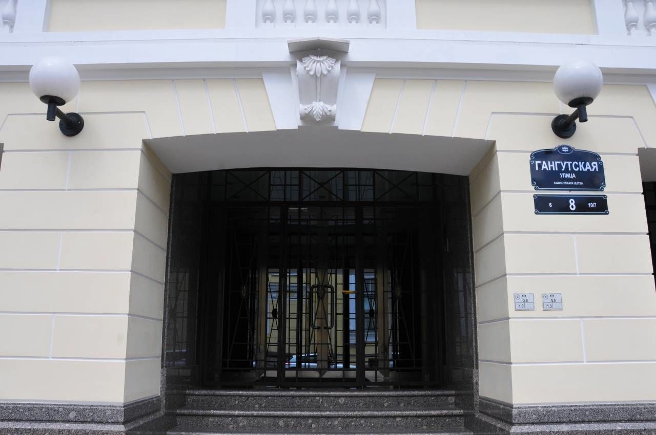 Парадный вход 'Монплезир' Гангутская ул., 8